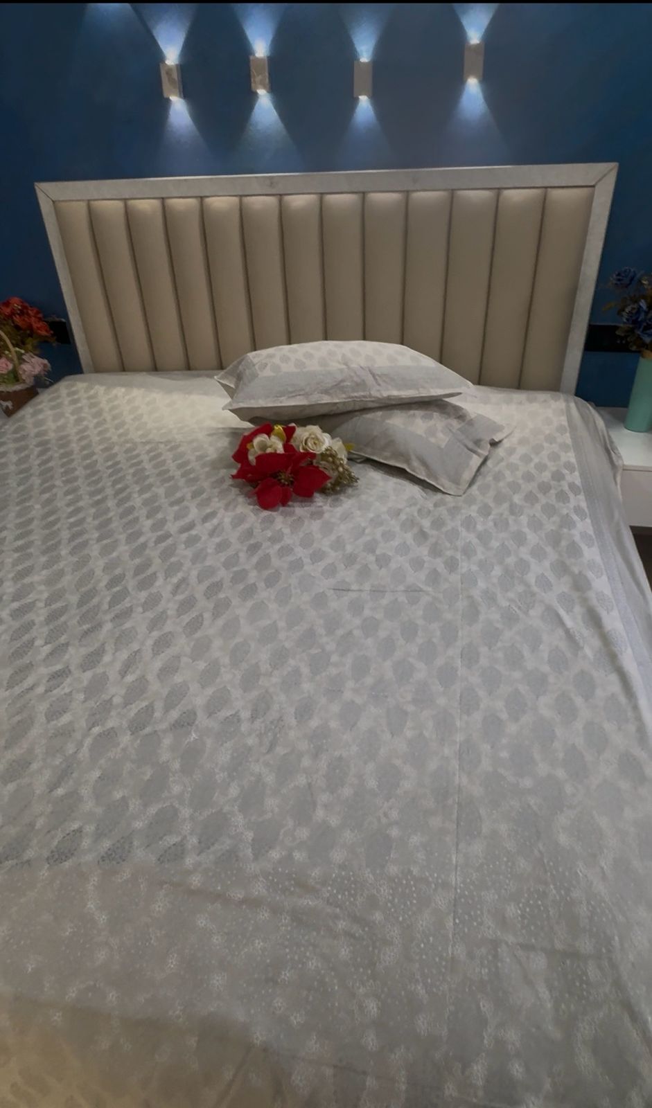 GREY SILVER PRINT MOTIF KING SIZE BEDSHEET