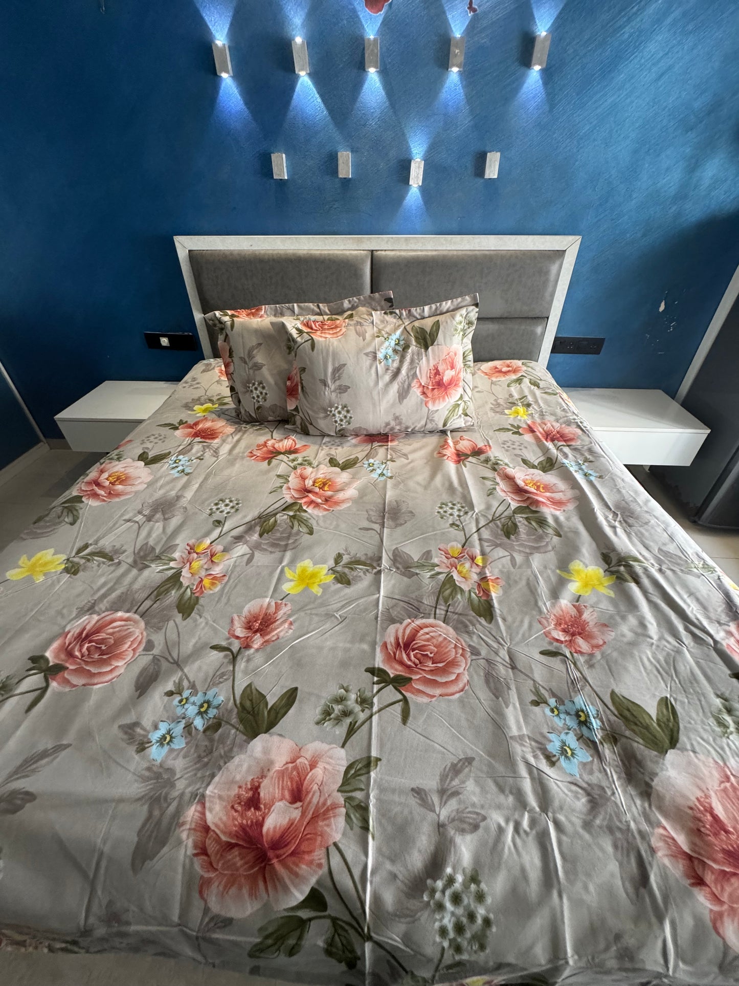 DIGITALART LIGHT GREY FLORAL KING SIZE BEDSHEET