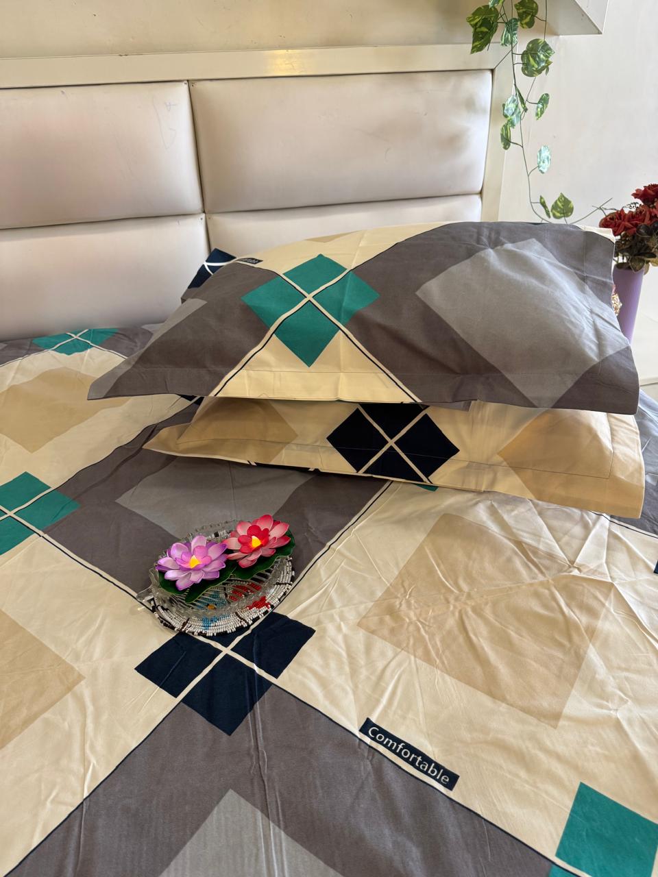 DIGITALART MULTICOLOUR GEOMETRIC KING SIZE BEDSHEET .