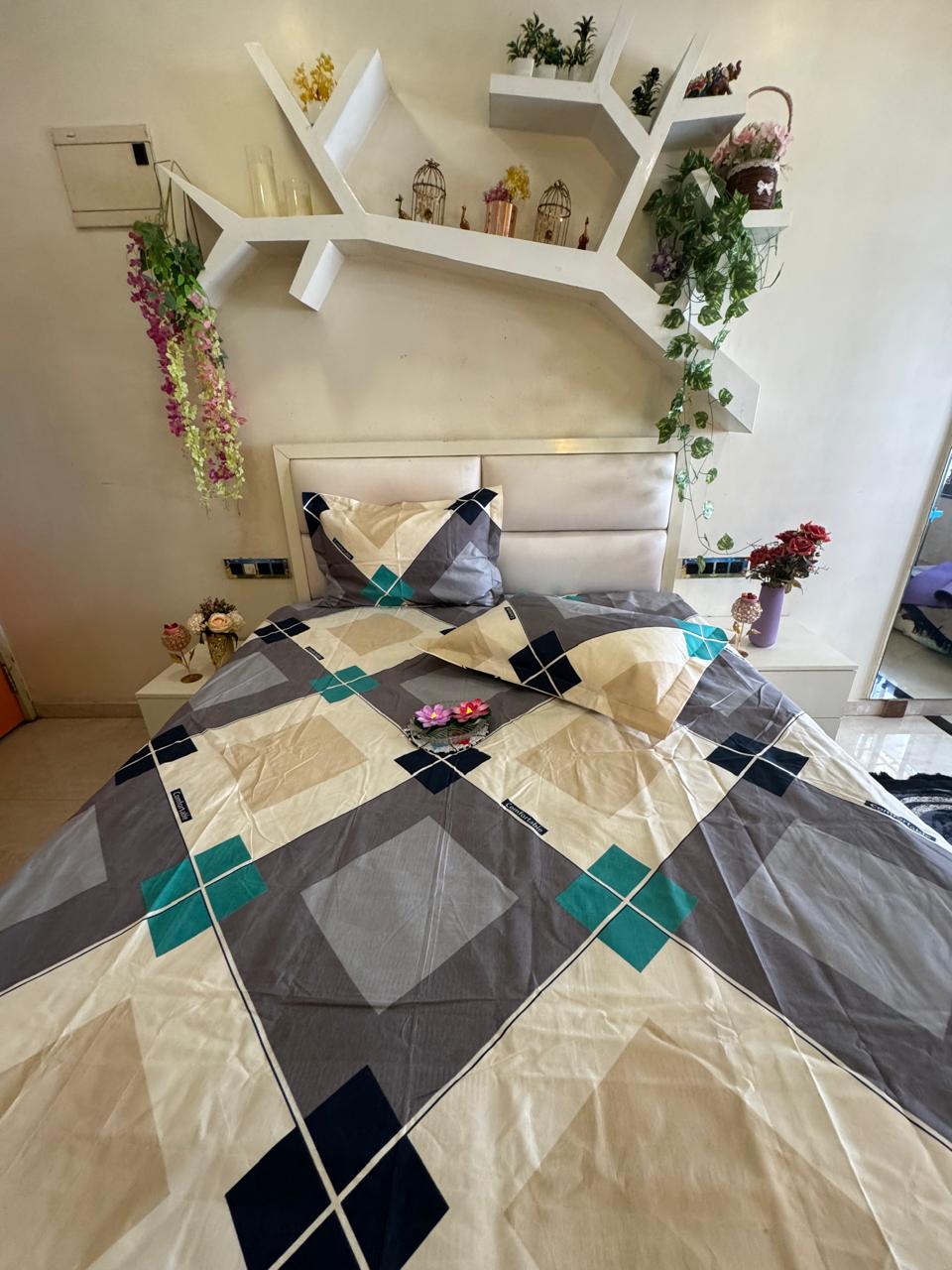 DIGITALART MULTICOLOUR GEOMETRIC KING SIZE BEDSHEET .