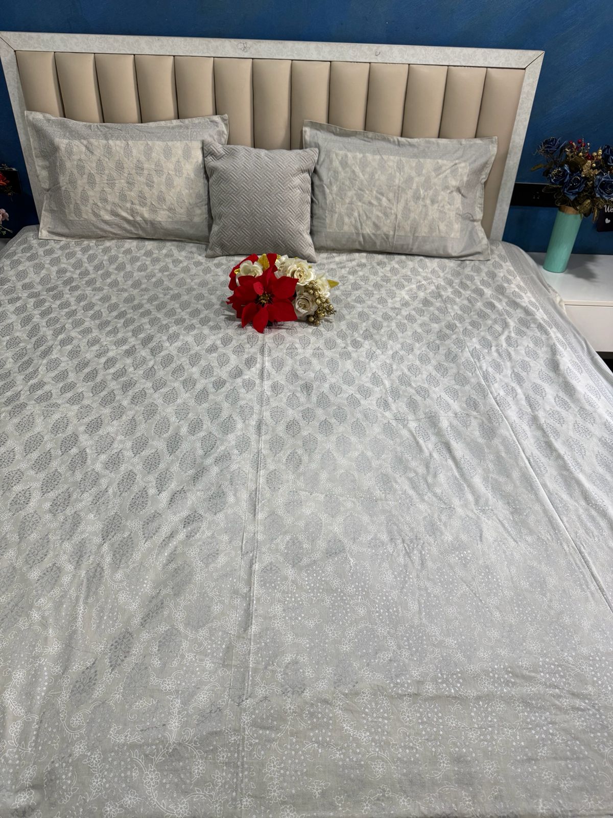 GREY SILVER PRINT MOTIF KING SIZE BEDSHEET